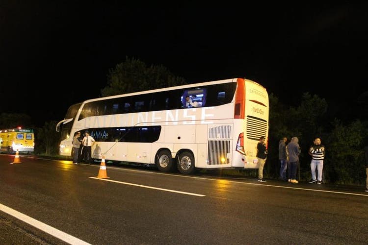 PR: Assalto a ônibus da Viação Catarinense deixa 3 bandidos mortos na BR-116 1 assalto%2Ba%2Bonibus%2Bno%2Bpr
