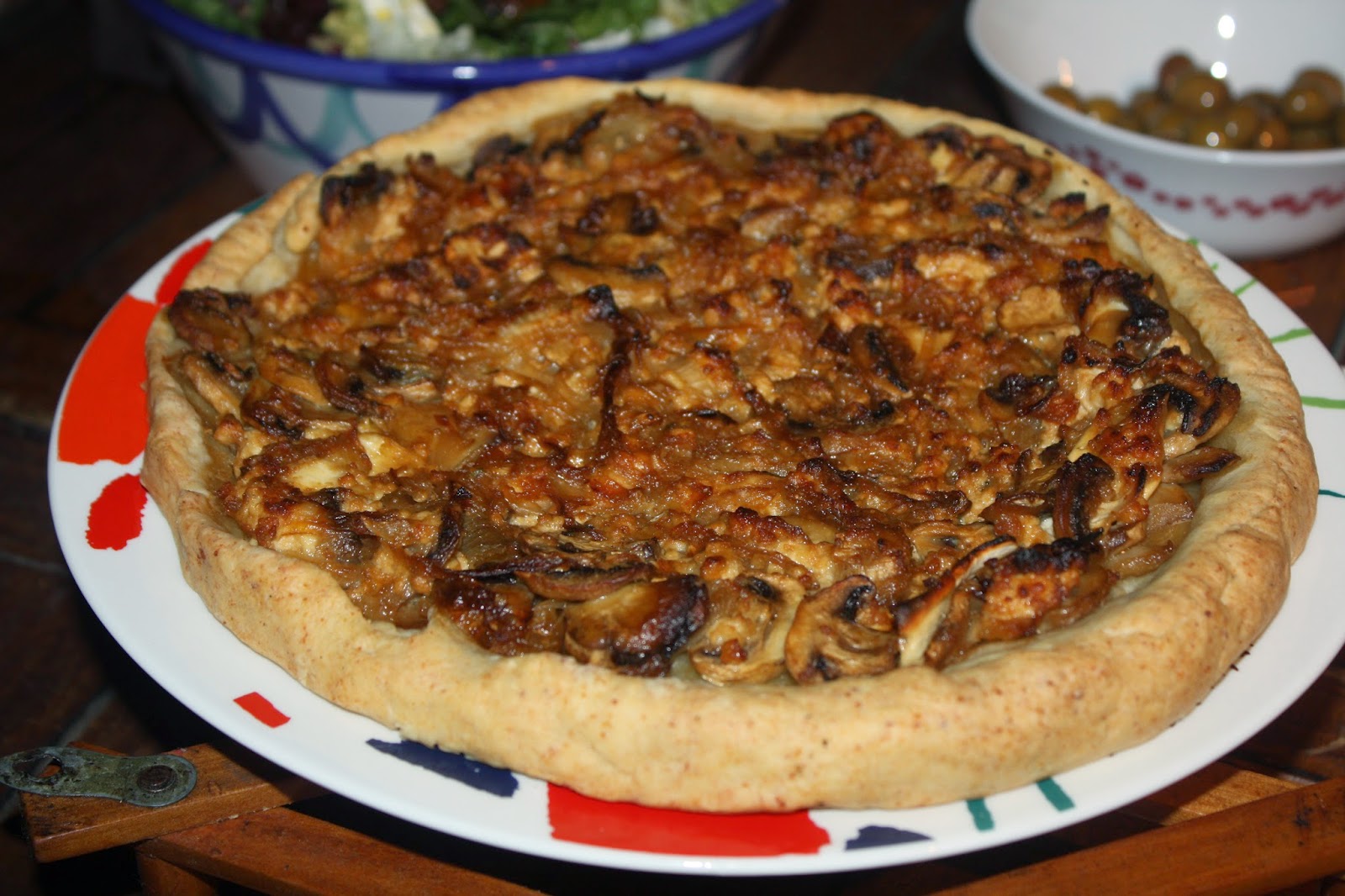 Tarta de cebollas caramelizadas, champiñones y queso de cabra