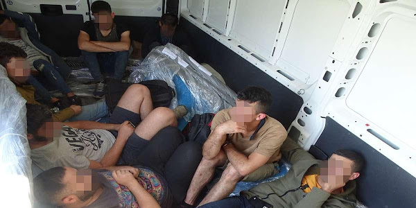 Nouă irakieni ascunși într-un microbuz, printre echipamente pentru scufundări, depistaţi la P.T.F. Calafat