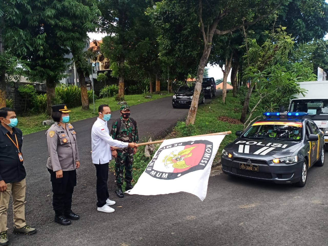 Puluhan Polisi Kawal Pendistribusian Logistik dari KPU Badung