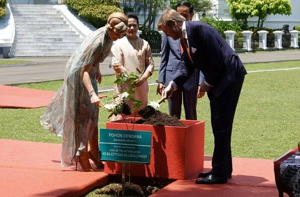 Queen Maxima wore Natan'Edouard Vermeulen silk dress from Natan Spring Summer 2020 collection. Joko Widodo and Iriana