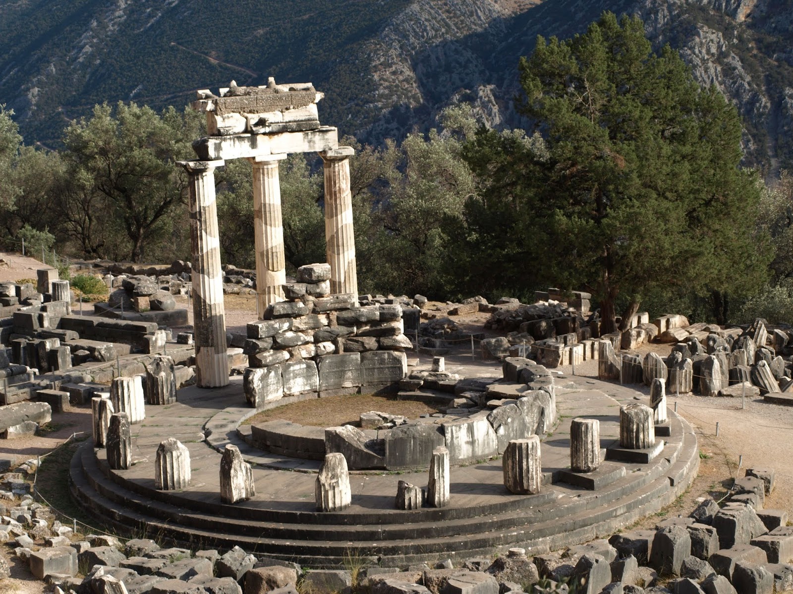 Sejarah Mengenai Bentuk Kolom Korintus