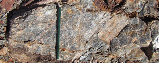 Araştırmacılar, Avustralya'daki eski kaya oluşumlarında sıkışıp kalan organik molekülleri keşfettiler.
