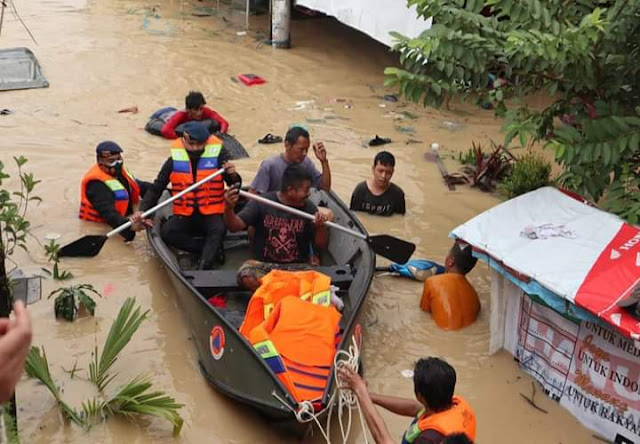 Poldasu Kerahkan Brimob Bantu Evakuasi Warga Terdampak Banjir