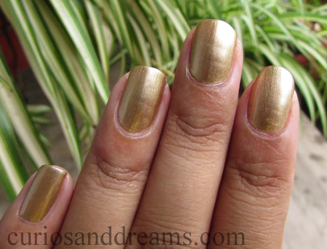 Maybelline Color Show bold gold review, Maybelline Color Show bold gold swatch