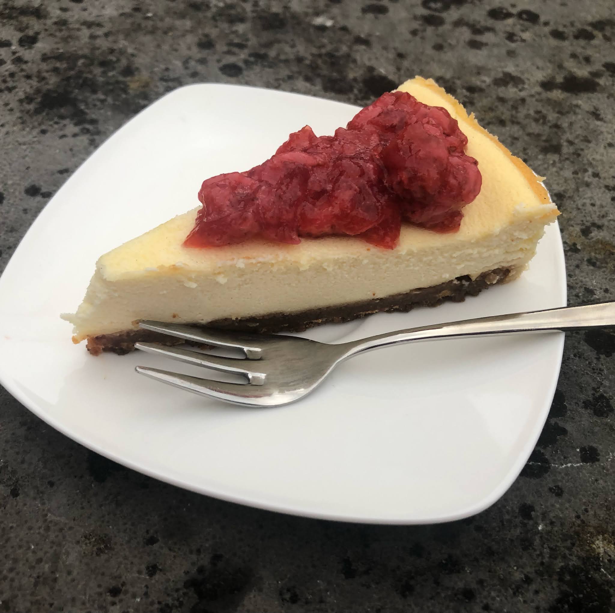Amaretto cheesecake met bitterkoekjesbodem en aardbeien topping