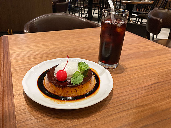 『純洋食とスイーツ パーラー大箸』のととのうプリンビッグとセットドリンク