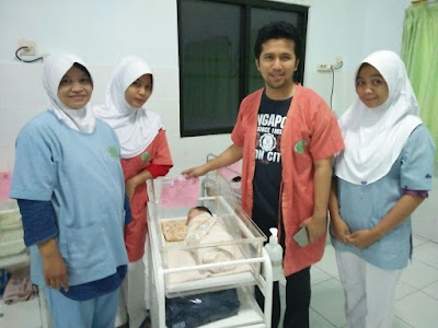 Emil Dardak Sambangi Bayi Gelandangan Yang Lahir di Jalan