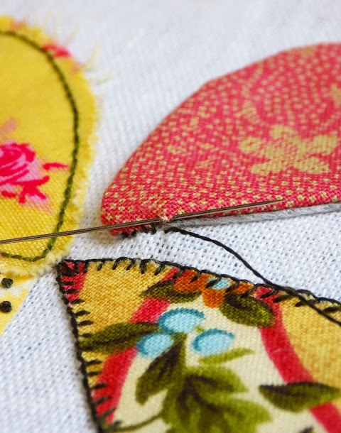 Đem đi ủi lên vải và may viền xung quanh