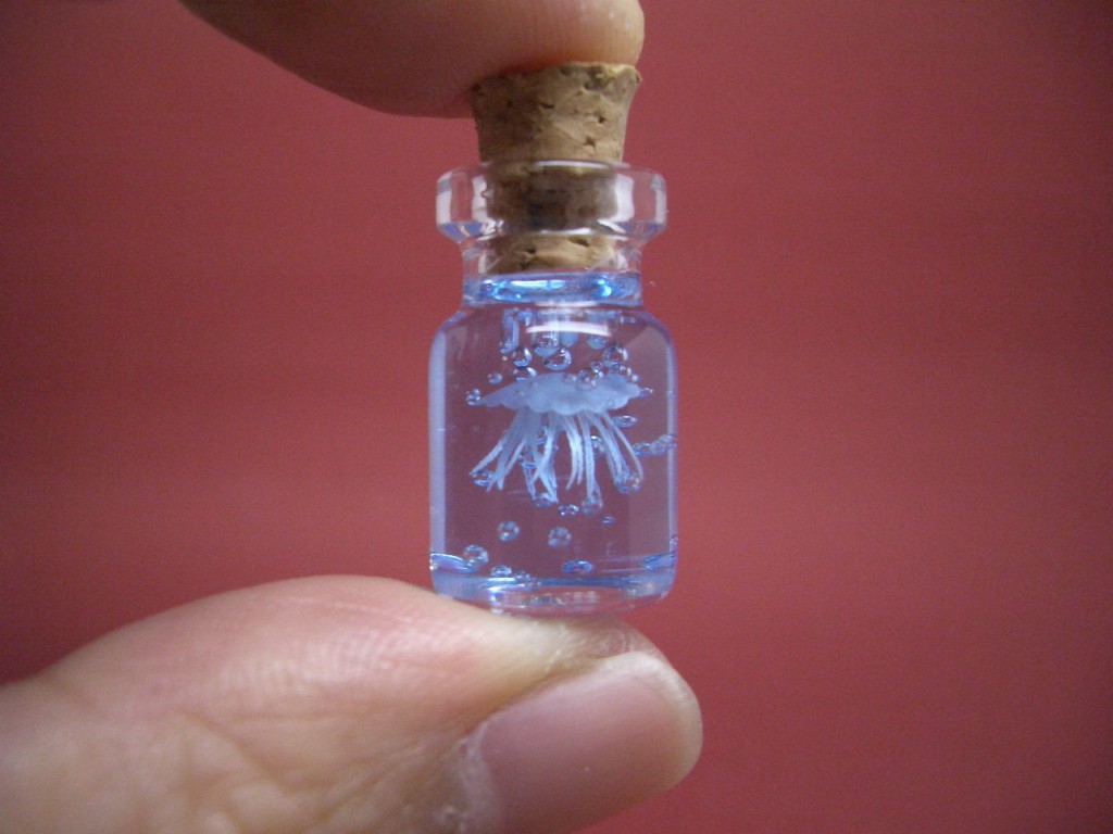 Дух пузырьков. Мини бутылочки. Маленькие стеклянные флакончики. Маленькие бутылочки. Очень маленькие баночки.