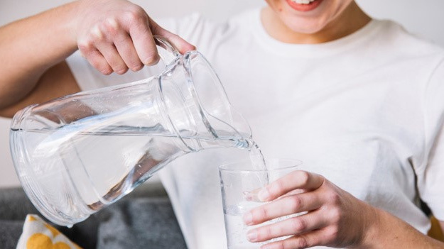 Apa saja manfaat minum air saat perut kosong?