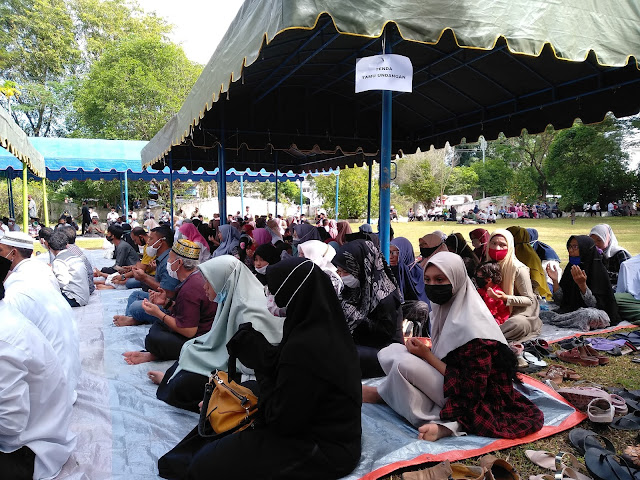 Ribuan Warga larut dalam doa bersama di kuburan massal Siron