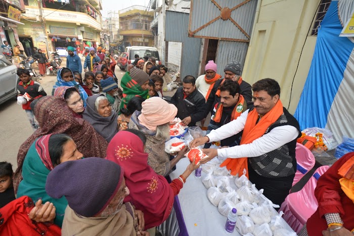 गरीब असहाय दर्जनों लोगों के बीच किया गया दूध, चूड़ा व तिलकुट का वितरण।