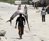 Pescador é visto carregando peixe enorme sobre a cabeça na Somália