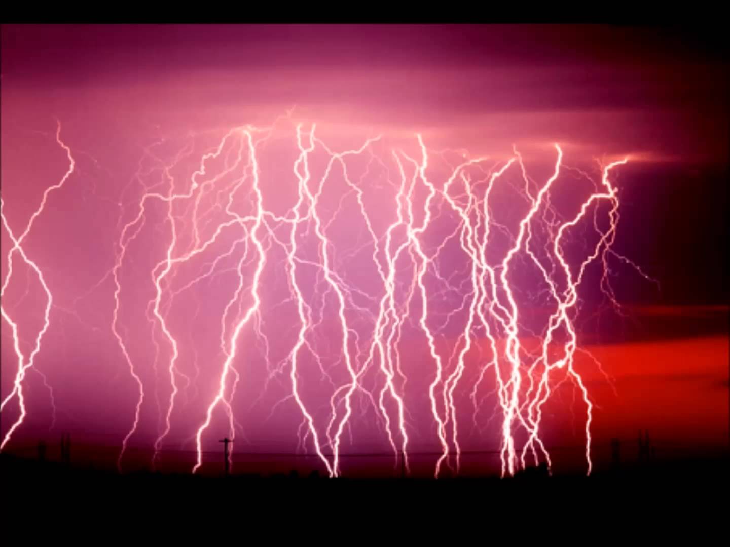 ленточная молния. красивая молния. электрический разряд. виды молний. грозовая молния.