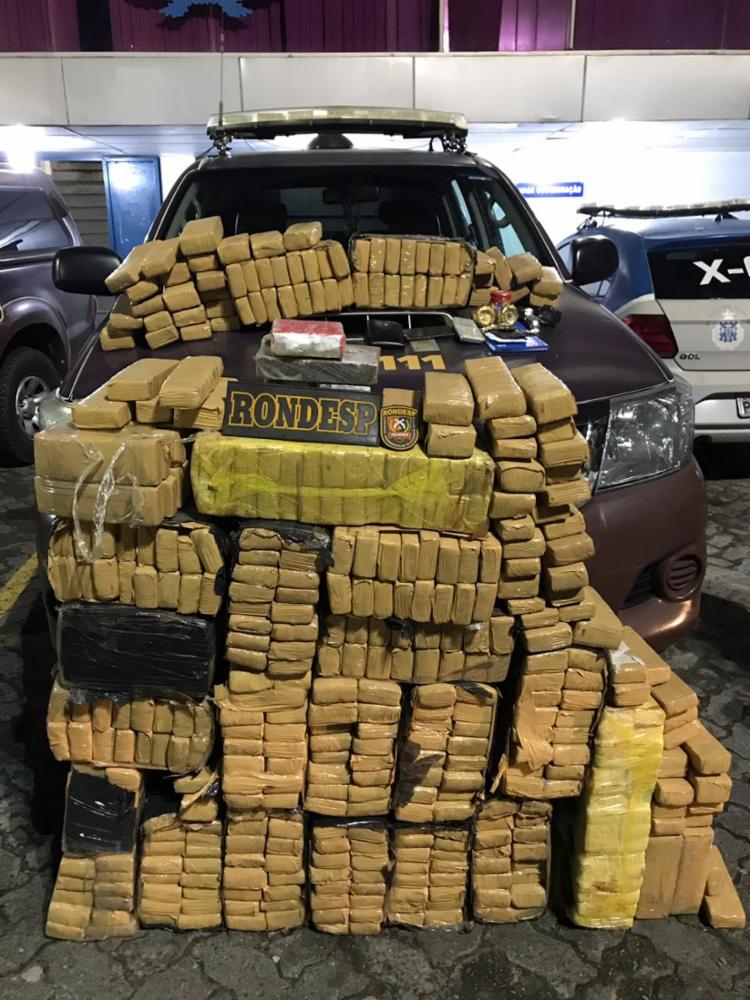 Dupla é presa com meia tonelada de maconha na Boca do Rio, em Salvador
