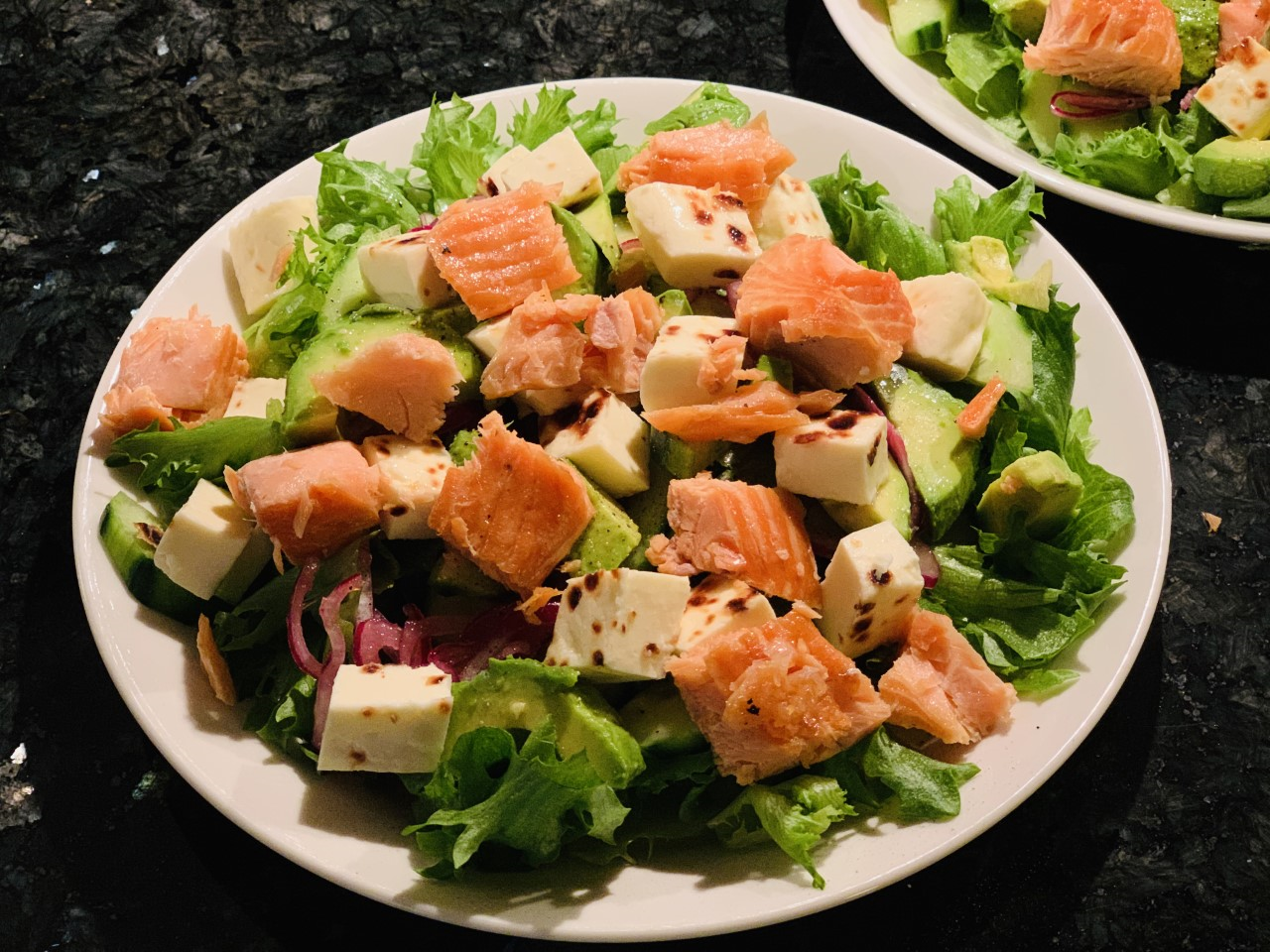 Lentävät sardiinit Perjantaiillan savulohisalaatti