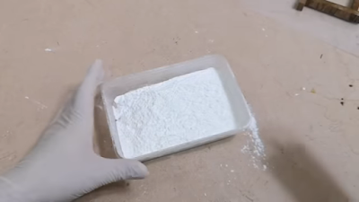 طبق بلاستيكي شفاف يحتوى على كمية من النشا