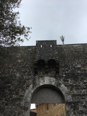 Castello di Belcaro: porta d'ingresso e piombatoio