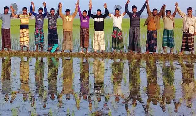 Farmers' protest on charges of excessive irrigation in Tarash তাড়াশে সেচের অতিরিক্ত টাকা নেওয়ার অভিযোগে কৃষকদের বিক্ষোভ
