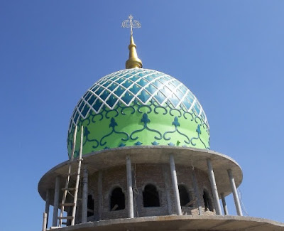 Proses pemasangan kubah masjid dari material GRC