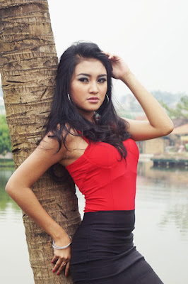 Medium losngshoot model cantik dan seksi Model manis Shelly Febrianti