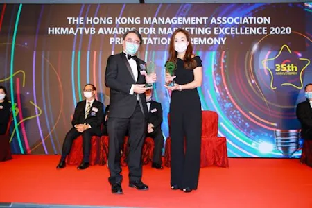 Ms Anita Chan, Senior Vice President of Global Brand Marketing (right), received the awards on stage