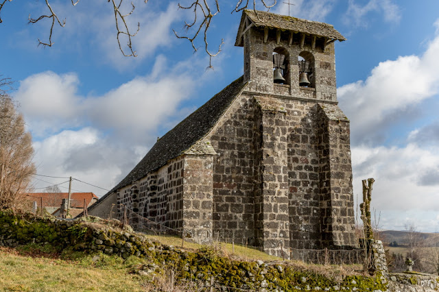 Contreforts en façade pour ce clocher en peigne à deux baies surmonté d'une toiture à 2 pans (Girgols, Cantal)