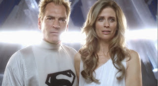 Screen capture of Helen Slater, as Lara, and Julian Sands, as Jor-El, from the TV show "Smallville"