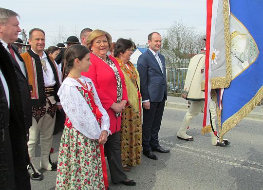 Anna Komorowska w towarzystwie górali i przedstawicieli władz samorządowych. Anna Komorowska w towarzystwie górali i przedstawicieli władz samorządowych.