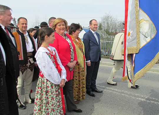 Anna Komorowska w towarzystwie górali i przedstawicieli władz samorządowych.