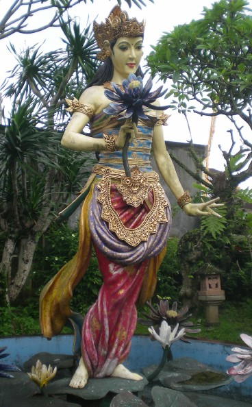 Patung dewi dibuat di Bali
