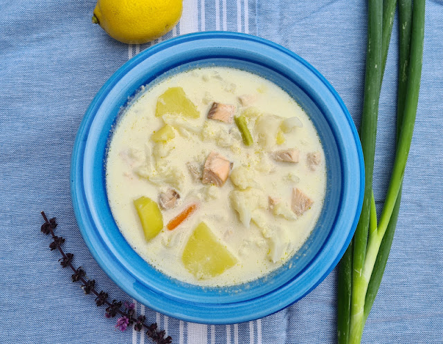 Rezept: Schwedische Sommersuppe mit Lachs. Sommerlich leicht und im großen Suppentopf mit Lauch, Kartoffeln und Lachs einfach zuzubereiten.