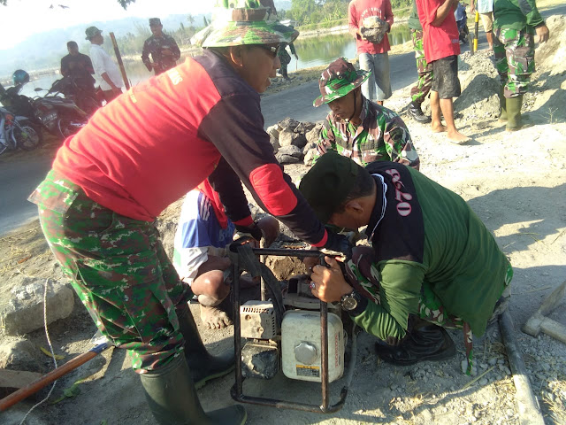 Satgas TMMD Perbaiki Kerusakan Mesin Pompa Air