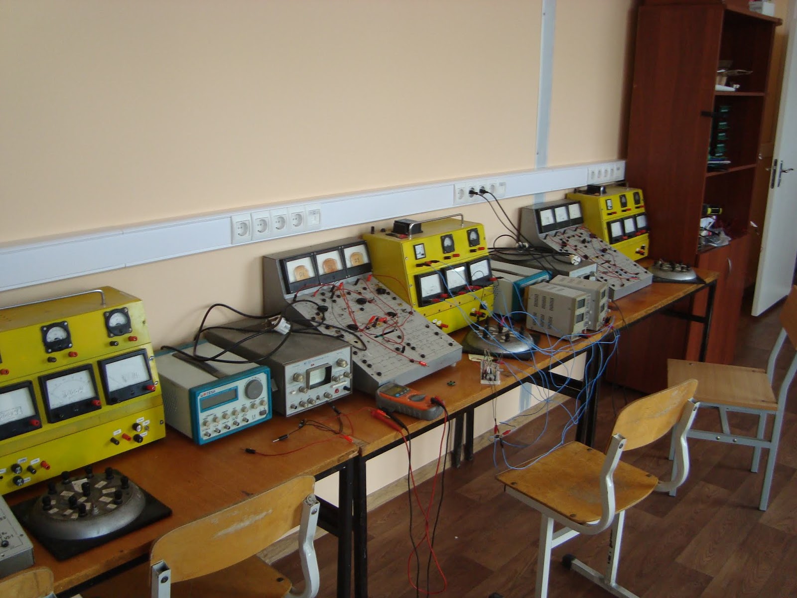 лаборатория измерительной техники. оборудование цзл. мвл-2м. лаборатория измерительной техники. метрологическая поверка газоанализатора.