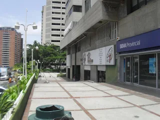 Cuenta con Centro Comerciales   Locatel  Banco Provincial