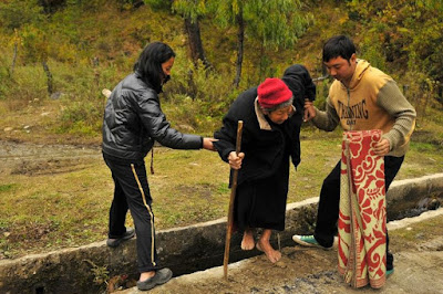 Menolong orang lain nenek menyebrang perbuatan anak mulia