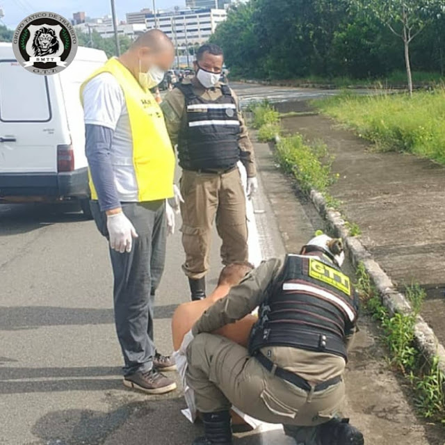 Homem pelado em fila de vacinação em São Luís