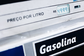Preço da gasolina aumenta e chega a R$ 5, em postos do Brasil