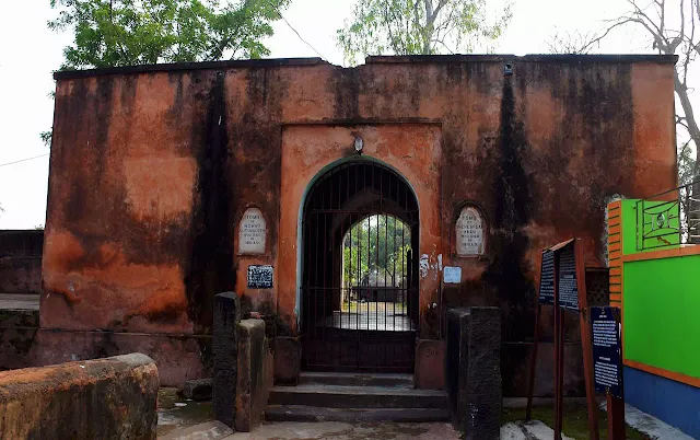 graves-of-sher-afgan-and-qutb-ud-din-khan-at-bardhaman