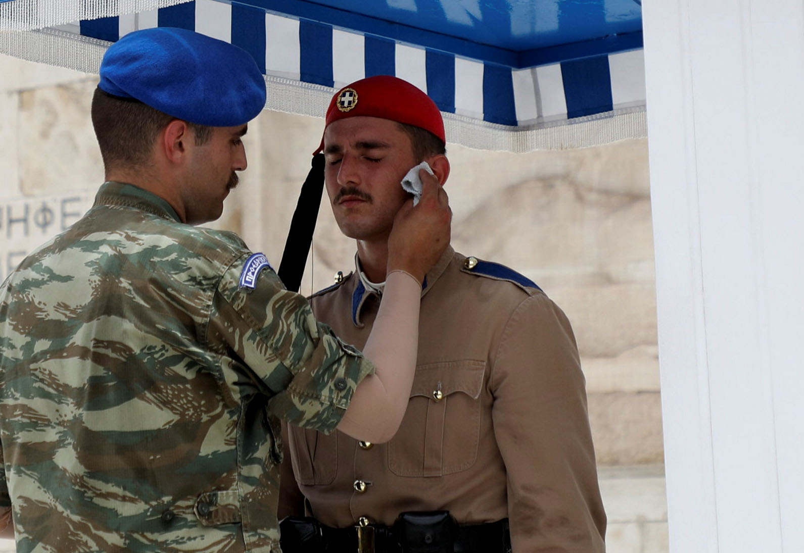 Η εικόνα του εύζωνα μέσα στον καύσωνα που κάνει τον γύρο του κόσμου