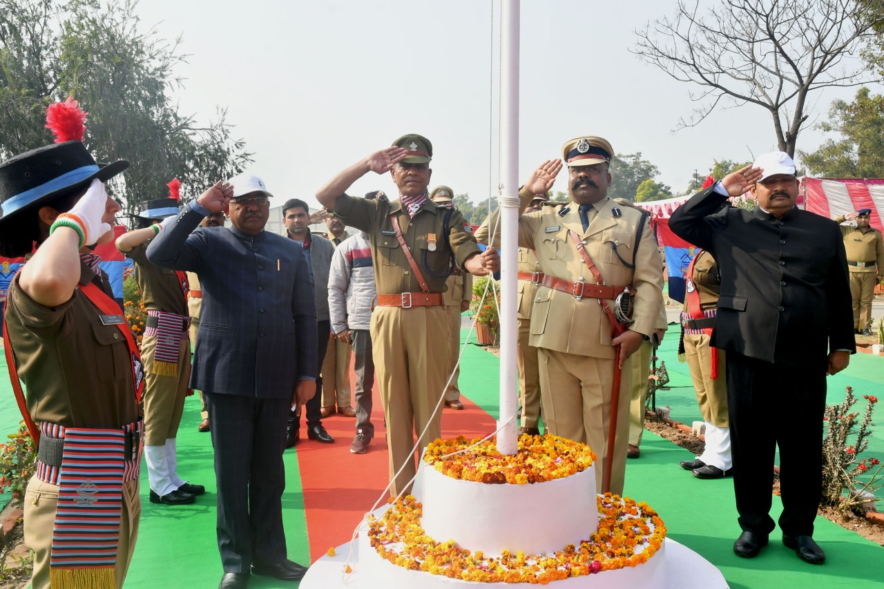 71 वां गणतन्त्र दिवस मनाया गया हर्षोल्लास के साथ। रोशनाबाद पढ़े।