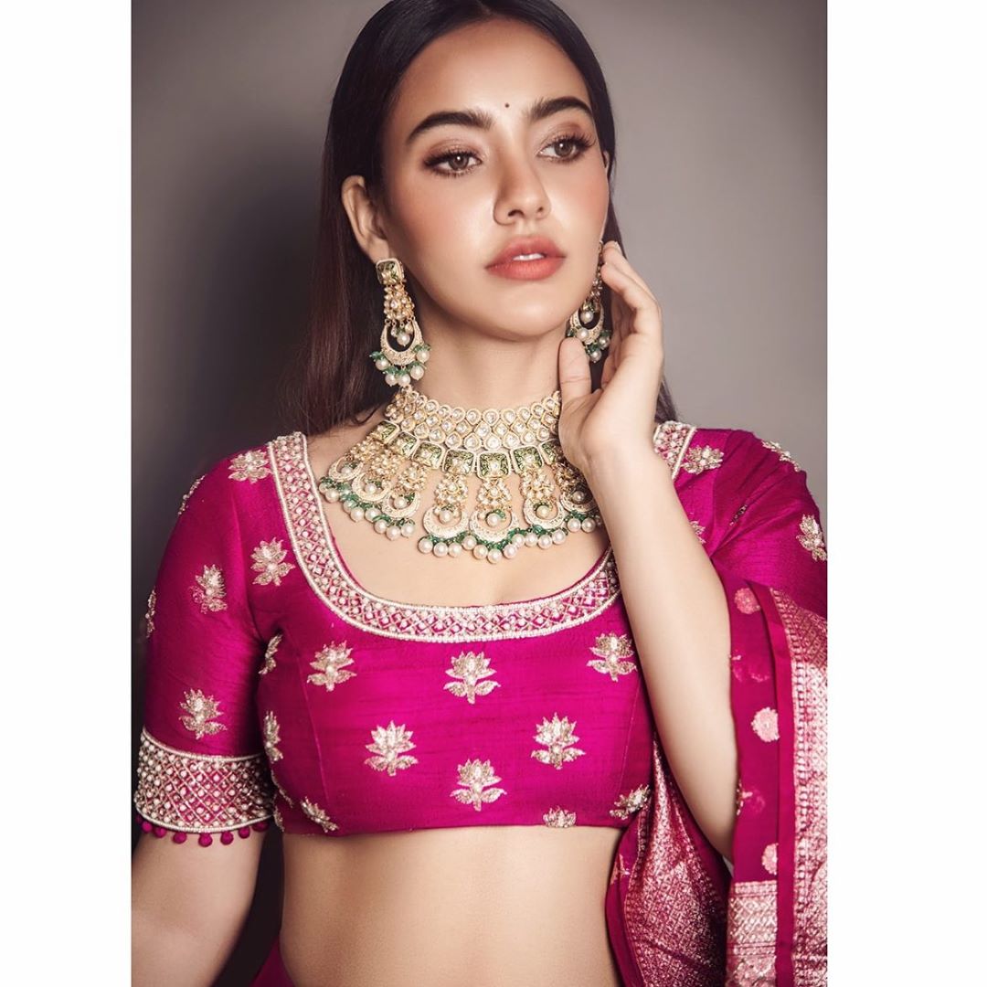 Neha sharma pic