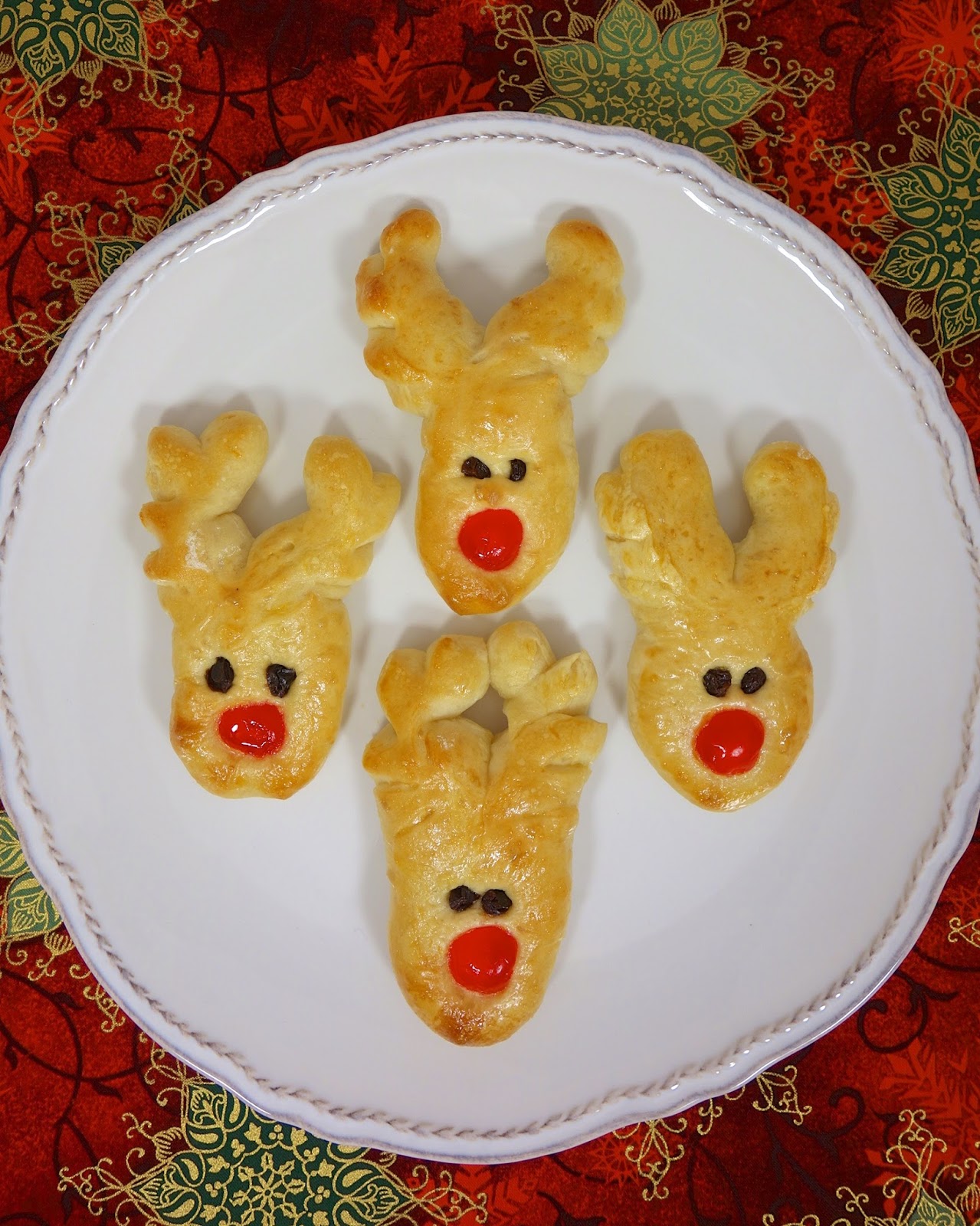 Reindeer Dinner Rolls Plain Chicken®