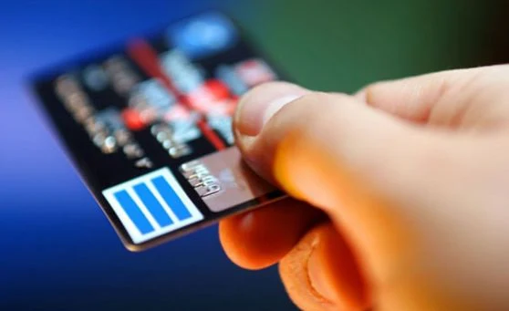 Quais são as vantagens e desvantagens do uso de cartões de crédito?