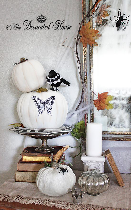 The Decorated House - Halloween Black White Entry Table