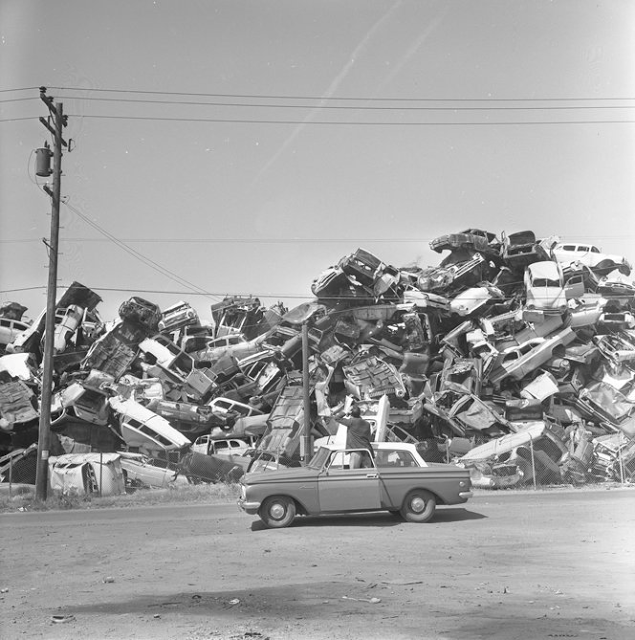 Fotografías de antiguos desguaces y cementerios de coches en los años 40 y 50