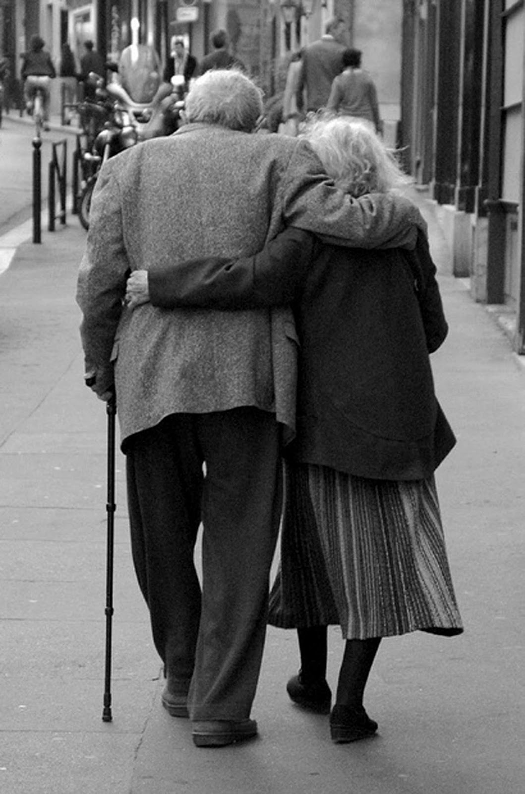 Человек любящий все старое. Влюбленные старики. Пожилые люди. Объятия пожилых. Пожилые влюбленные пары.