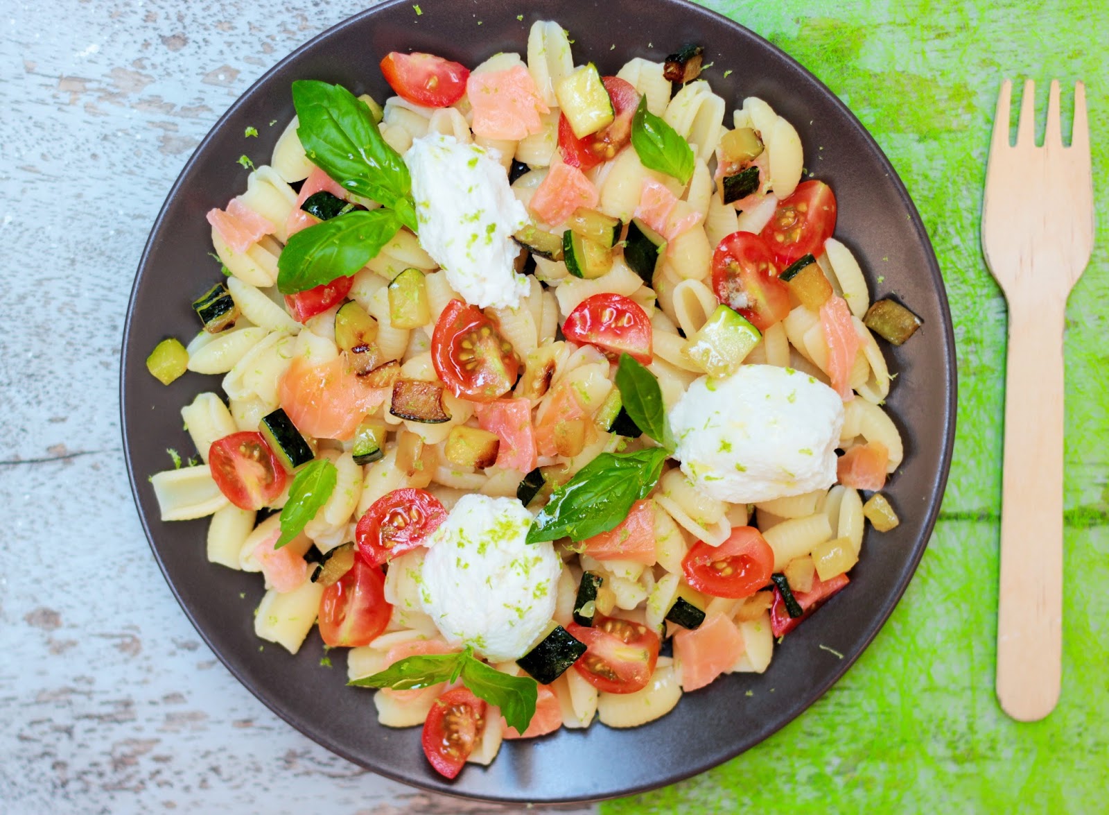 Salade de pâtes à la ricotta, saumon fumé, petits légumes et citron vert CAMELIE