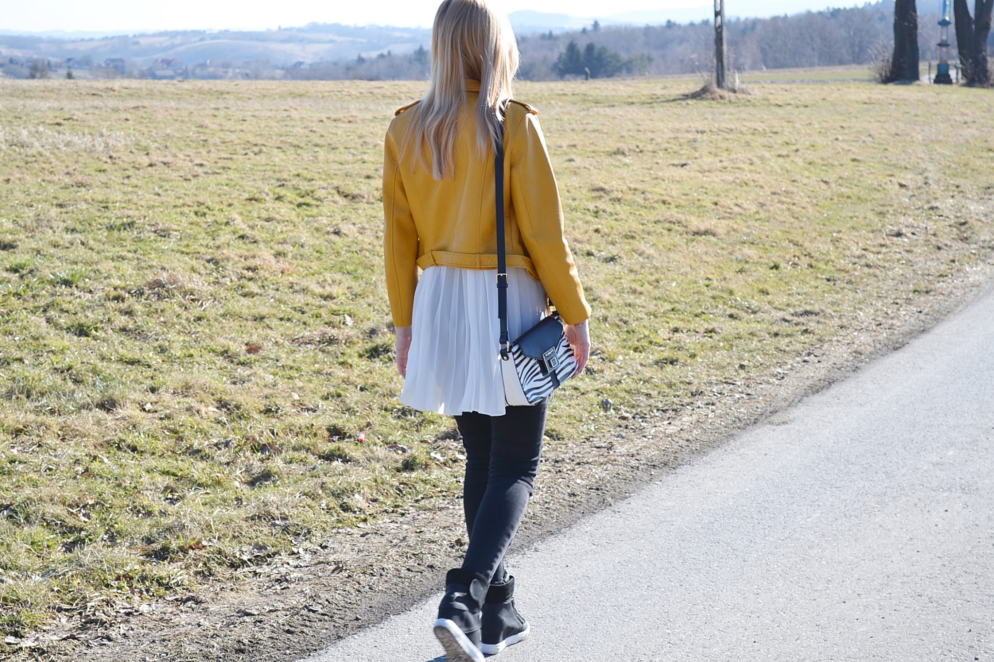 Żółta ramoneska + sneakersy